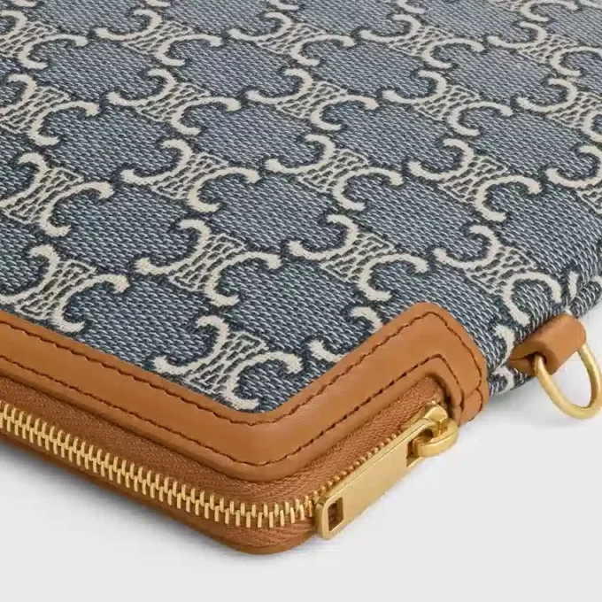 Piccola pochette con tracolla in Cuir Triomphe in Jacquard Triomphe su tutta la superficie Piccola pochette con tracolla in Cuir Triomphe in Jacquard Triomphe su tutta la superficie