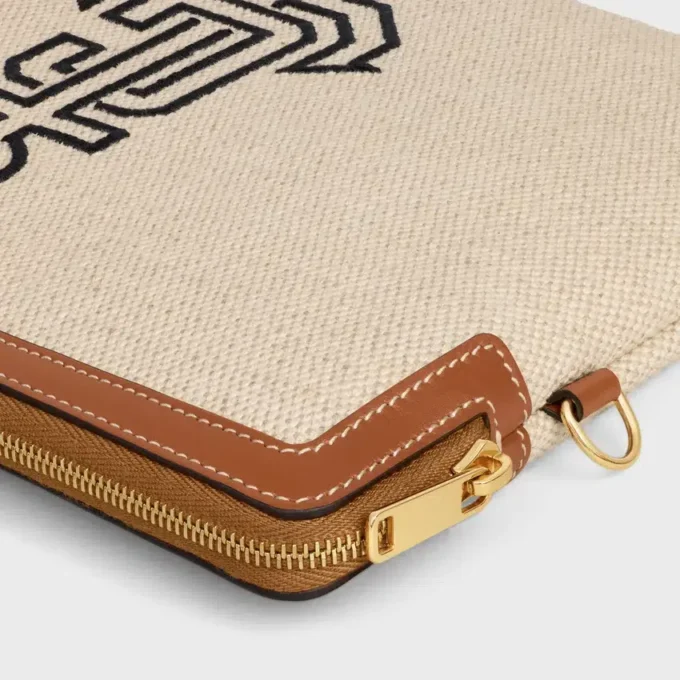 Piccola pochette con tracolla in tessuto con ricamo a forma di ancora e pelle di vitello Piccola pochette con tracolla in tessuto con ricamo a forma di ancora e pelle di vitello