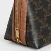Pochette con catena in Triomphe Canvas e pelle di agnello Pochette con catena in Triomphe Canvas e pelle di agnello