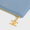 Set di tre astucci con ciondoli Triomphe in Triomphe Canvas e pelle di vitello martellata Set di tre astucci con ciondoli Triomphe in Triomphe Canvas e pelle di vitello martellata