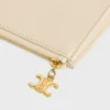 Set di tre astucci con ciondoli Triomphe in Triomphe Canvas e pelle di vitello martellata Set di tre astucci con ciondoli Triomphe in Triomphe Canvas e pelle di vitello martellata